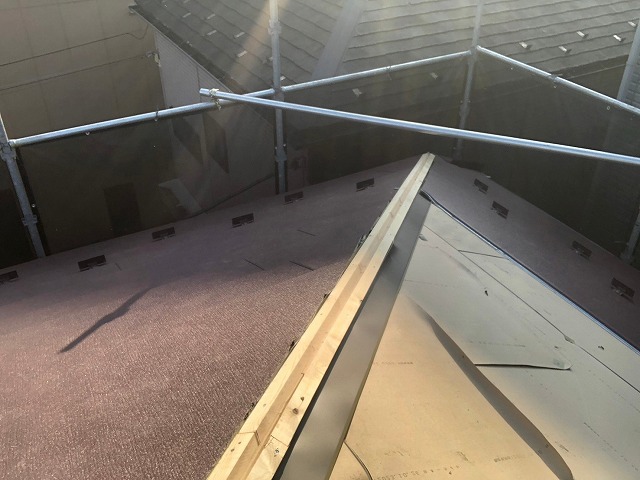 スレート屋根から横暖ルーフを使った屋根カバー工事を行いました！川口市屋根カバー工事　横暖ルーフαｓ　ニチハ　センタールーフ　スレートボロボロ　ガルバリウム鋼板　